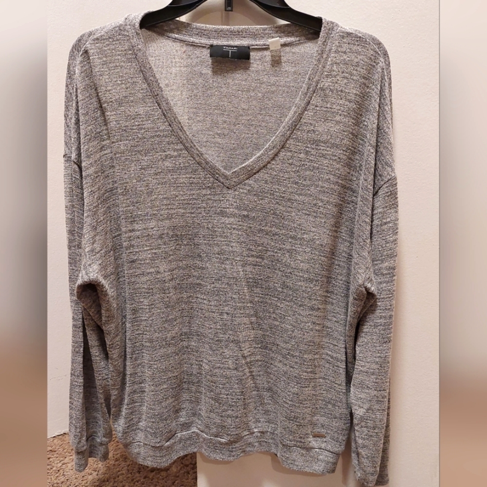 TAHARI Lightweight V-neck Sweater